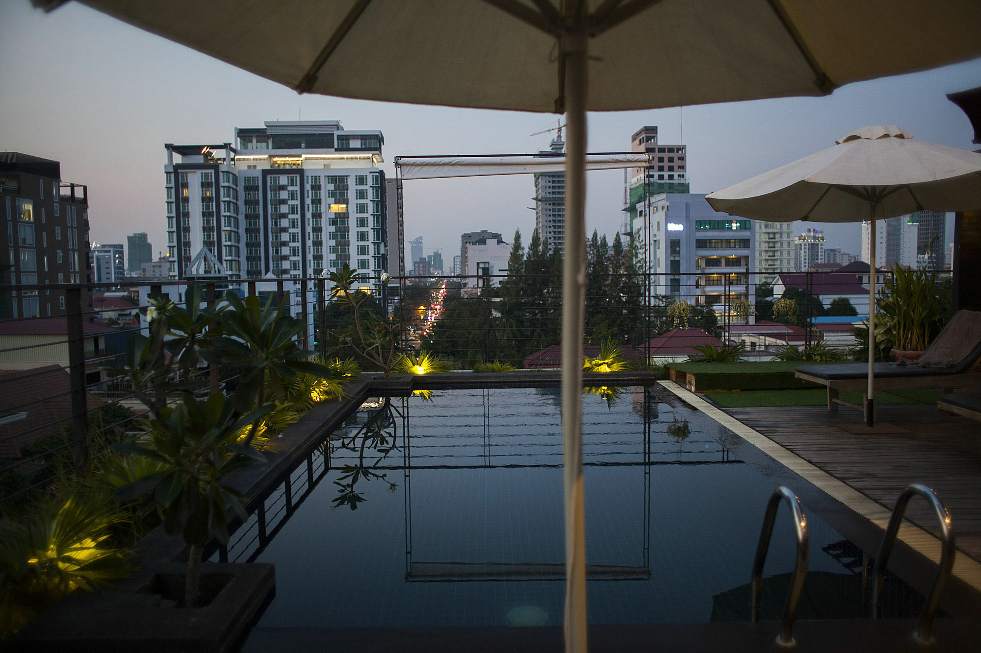 The Palm Boutique Hotel & Residence Phnom Penh Exterior photo